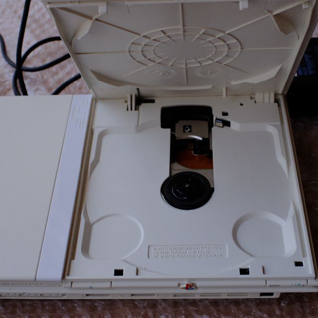  ソニー SCPH-77000 薄型 プレイステーション2 付属品あります。 エンタメ/ホビーのゲームソフト/ゲーム機本体(家庭用ゲーム機本体)の商品写真