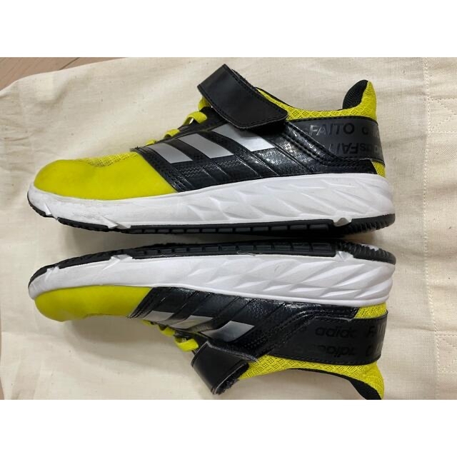 adidas(アディダス)の【美品】adidas シューズ 22.0cm キッズ/ベビー/マタニティのキッズ靴/シューズ(15cm~)(スニーカー)の商品写真