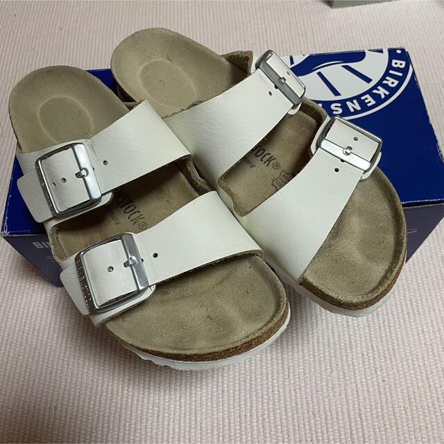 BIRKENSTOCK(ビルケンシュトック)のビルケンシュトック　アリゾナ　ホワイト 39 24.5 レディースの靴/シューズ(サンダル)の商品写真