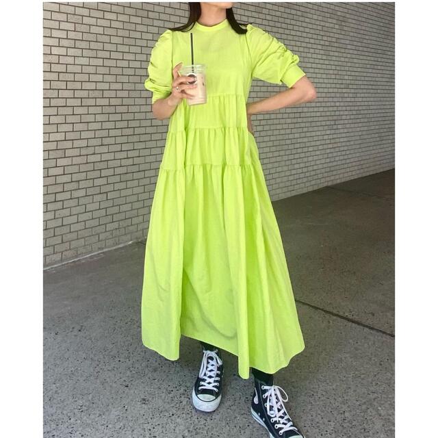 Ameri VINTAGE(アメリヴィンテージ)のMEDI COLOR TIERED VOLUME DRESS  レディースのワンピース(ロングワンピース/マキシワンピース)の商品写真