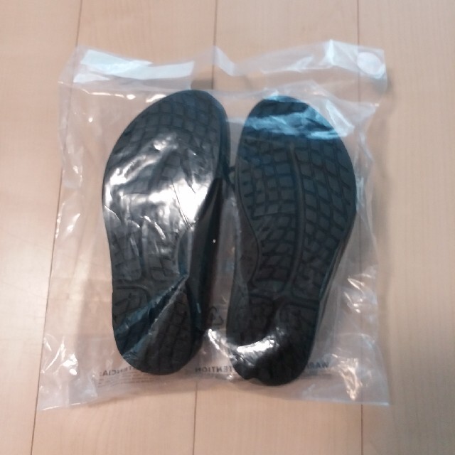 OOFOS(ウーフォス)のOOFOS OOMEGAウーフォス ウーメガ ブラック 24cm W7 レディースの靴/シューズ(サンダル)の商品写真