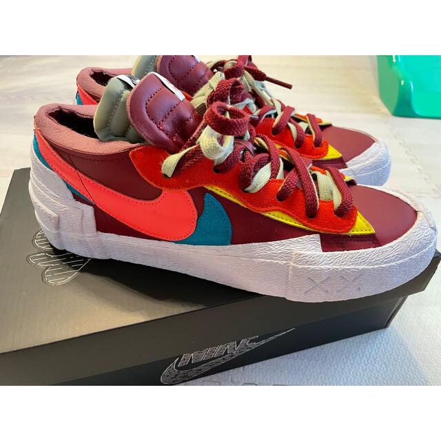 sacai(サカイ)のKAWS × sacai ×Nike Blazer Low "Team Red" メンズの靴/シューズ(スニーカー)の商品写真