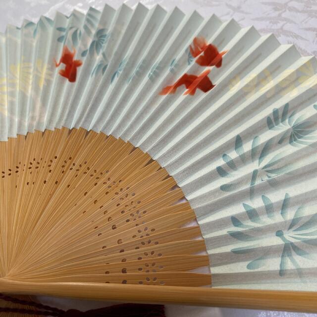 新品　金魚の扇子 レディースの水着/浴衣(和装小物)の商品写真