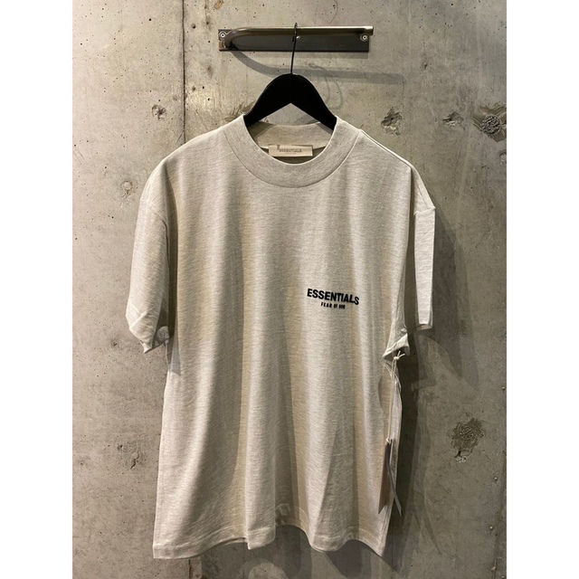 FEAR OF GOD(フィアオブゴッド)の  FOG ESSENTIALS T-Shirt Light Oatmeal メンズのトップス(Tシャツ/カットソー(半袖/袖なし))の商品写真