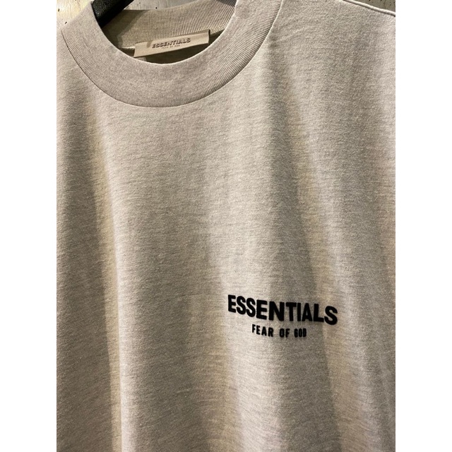 FEAR OF GOD(フィアオブゴッド)の  FOG ESSENTIALS T-Shirt Light Oatmeal メンズのトップス(Tシャツ/カットソー(半袖/袖なし))の商品写真