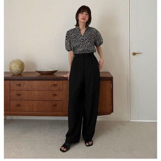 クラネ(CLANE)のclane  basic tuck pants ブラック(カジュアルパンツ)