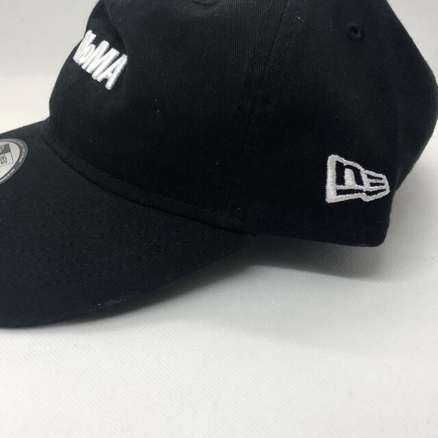 MOMA(モマ)の新品　MoMA x NEW ERA  ロゴ キャップ ブラック メンズの帽子(キャップ)の商品写真