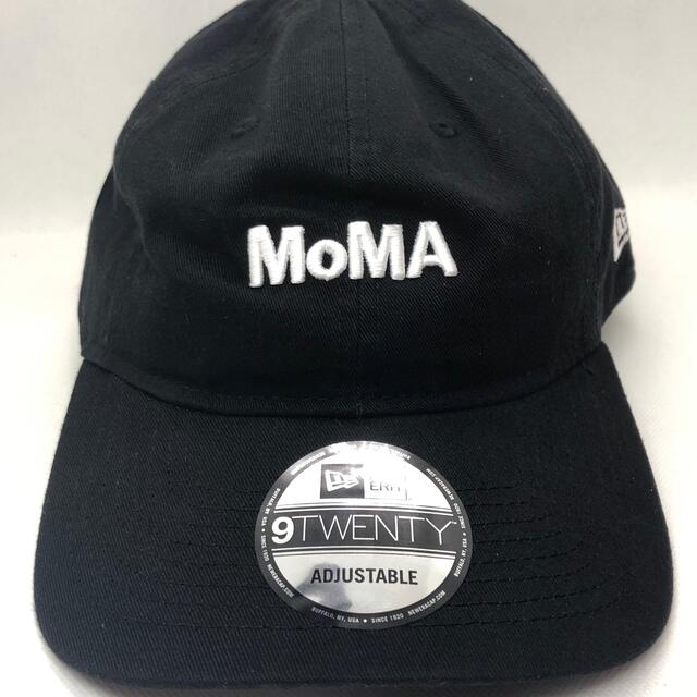 MOMA(モマ)の新品　MoMA x NEW ERA  ロゴ キャップ ブラック メンズの帽子(キャップ)の商品写真