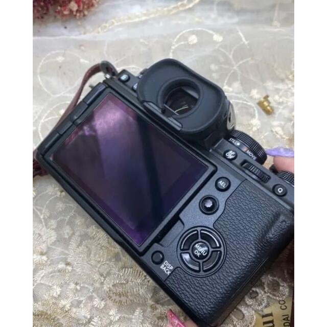 富士フイルム(フジフイルム)のFUJIFILM X-T4 ほぼ新品 おまけ多数 スマホ/家電/カメラのカメラ(ミラーレス一眼)の商品写真