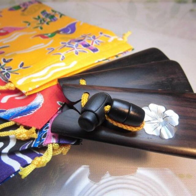 #(送料無料)2.850円  沖縄楽器(三板)　黒檀製螺鈿サンバ　化粧袋付き 楽器の打楽器(その他)の商品写真