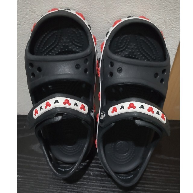 crocs(クロックス)の美品　2点セットミッキークロックスサンダル黒 キッズ/ベビー/マタニティのキッズ靴/シューズ(15cm~)(サンダル)の商品写真