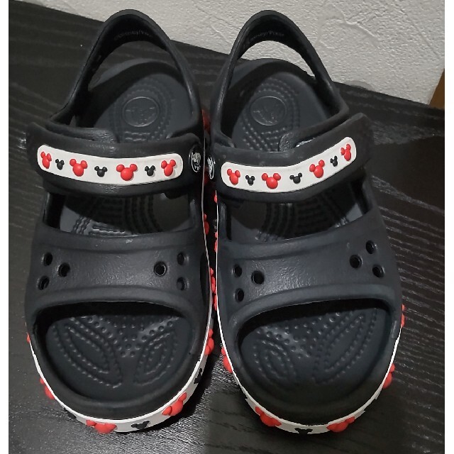 crocs(クロックス)の美品　2点セットミッキークロックスサンダル黒 キッズ/ベビー/マタニティのキッズ靴/シューズ(15cm~)(サンダル)の商品写真