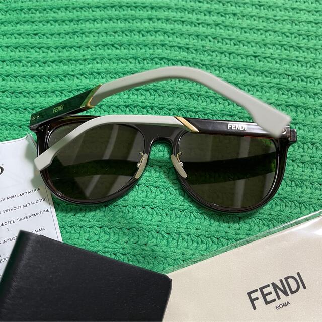FENDI(フェンディ)の新品未使用　FENDI  ストライプレンズ　アビエイターサングラス メンズのファッション小物(サングラス/メガネ)の商品写真