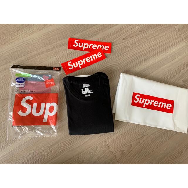 Supreme(シュプリーム)のSupreme×HanesコラボTシャツ　黒×2枚（Sサイズ）ステッカー付き メンズのトップス(Tシャツ/カットソー(半袖/袖なし))の商品写真