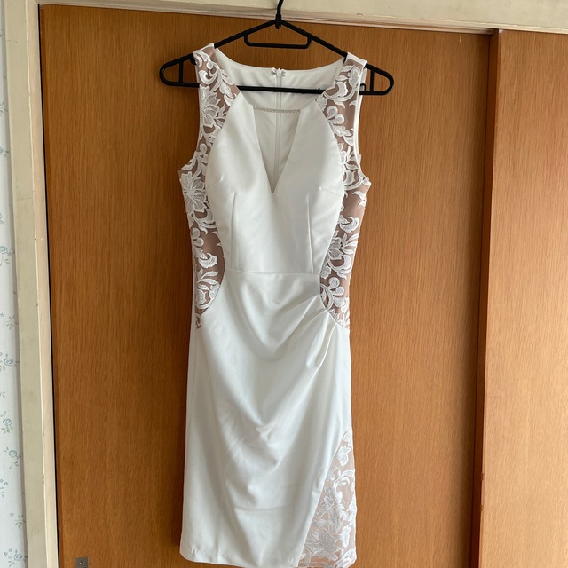 JEWELS(ジュエルズ)のJEWELS 刺繍レース胸元見せタックスカート　M  ホワイト レディースのフォーマル/ドレス(ミニドレス)の商品写真