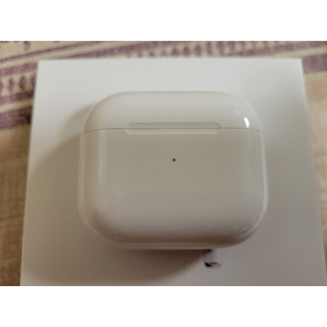 AirPods 第3世代　ほぼ新品 スマホ/家電/カメラのオーディオ機器(ヘッドフォン/イヤフォン)の商品写真