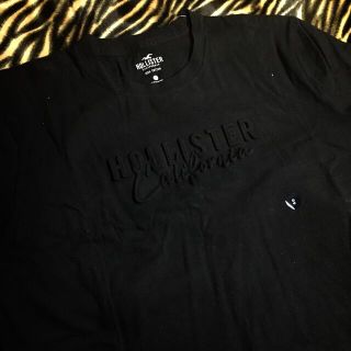 ホリスター(Hollister)の【ホリスター】エンボスロゴTシャツ半袖★米国S★黒★新品(Tシャツ/カットソー(半袖/袖なし))