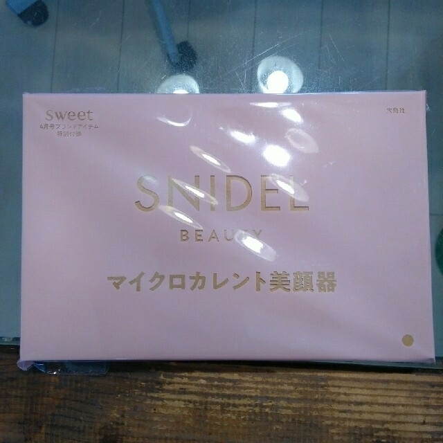 SNIDEL(スナイデル)のsweet4月号付録 SNIDEL マイクロカレント美顔器 スマホ/家電/カメラの美容/健康(フェイスケア/美顔器)の商品写真