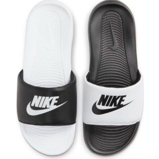 ナイキ(NIKE)の【新品】NIKEナイキ★人気定番ロゴシャワーサンダルメンズ★白黒ミックス26cm(サンダル)