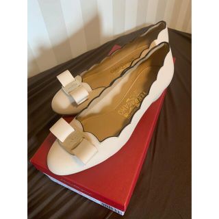 サルヴァトーレフェラガモ(Salvatore Ferragamo)のフェラガモ　リボンパンプス縁取り円形22.5cm 5ハーフ(サンダル)