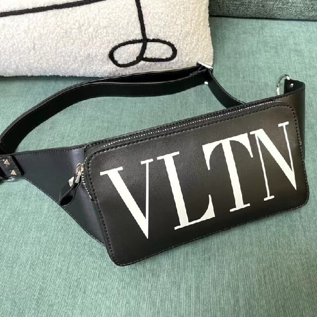VALENTINO - VALENTINO ボディーバッグの通販 7536
