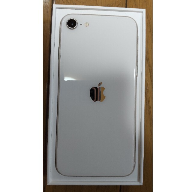 iPhone SE 3（第3世代）WHITE　64gb スマホ/家電/カメラのスマートフォン/携帯電話(スマートフォン本体)の商品写真