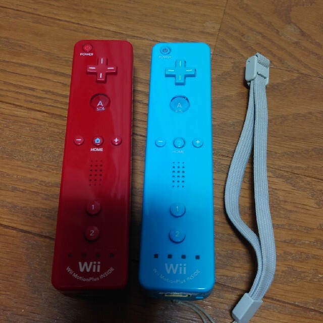 Wii(ウィー)のwii リモコン プラス ブルー レッド 2本 エンタメ/ホビーのゲームソフト/ゲーム機本体(その他)の商品写真