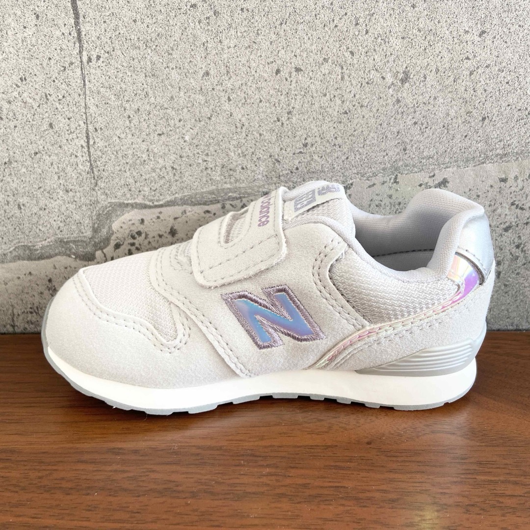 New Balance(ニューバランス)の【新品】16センチ ホワイト×ホログラム ニューバランス スニーカー キッズ キッズ/ベビー/マタニティのキッズ靴/シューズ(15cm~)(スニーカー)の商品写真