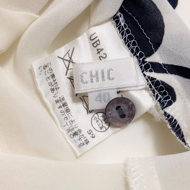 TO BE CHIC(トゥービーシック)のTO BE CHICトゥービーシック　大人可愛い　シアーフラワー柄ブラウス レディースのトップス(シャツ/ブラウス(長袖/七分))の商品写真