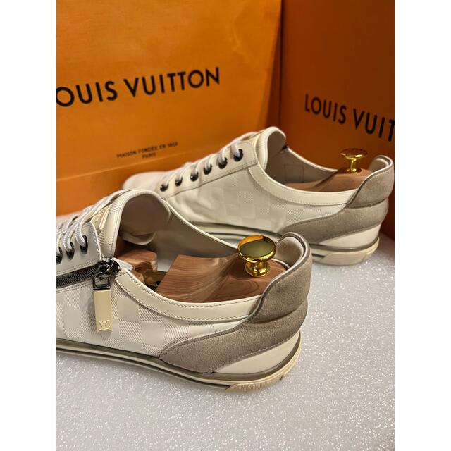LOUIS VUITTON(ルイヴィトン)の人気 ルイヴィトン ホワイトスニーカー サイズ 7 1/2 ハーフ 26.5cm メンズの靴/シューズ(スニーカー)の商品写真