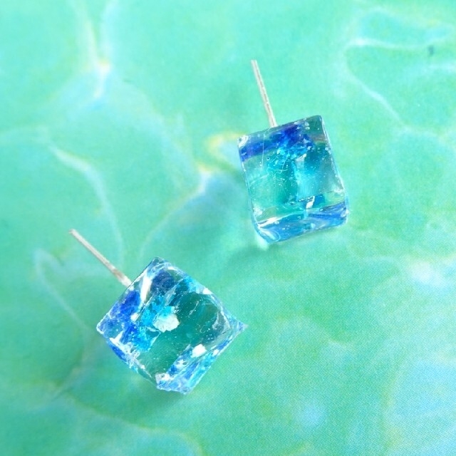 琉球ガラスの氷のピアス ハンドメイドのアクセサリー(ピアス)の商品写真
