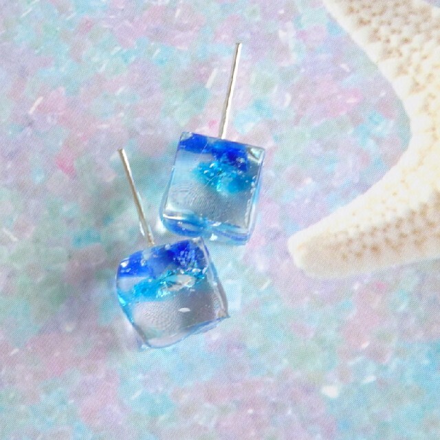 琉球ガラスの氷のピアス ハンドメイドのアクセサリー(ピアス)の商品写真