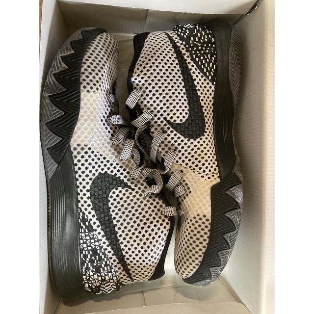 NIKE(ナイキ)のNIKE カイリー 1 BHM 27.0cm メンズの靴/シューズ(スニーカー)の商品写真