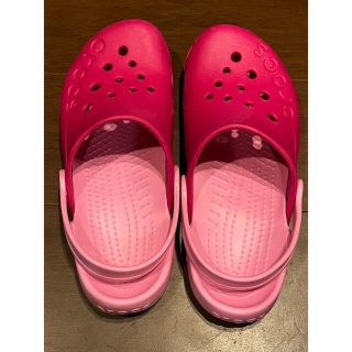 クロックス(crocs)のクロックス サンダル(キッズ　ピンク)21cm(サンダル)