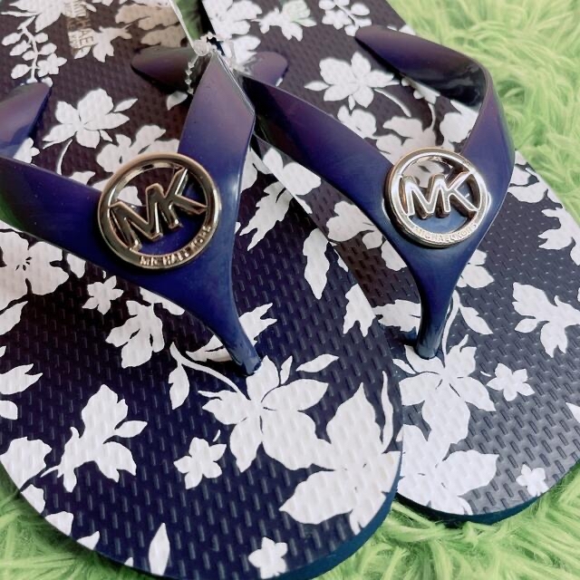 Michael Kors(マイケルコース)のMKレディース用フローラル花柄ビーチサンダル- JET SET レディースの靴/シューズ(ビーチサンダル)の商品写真