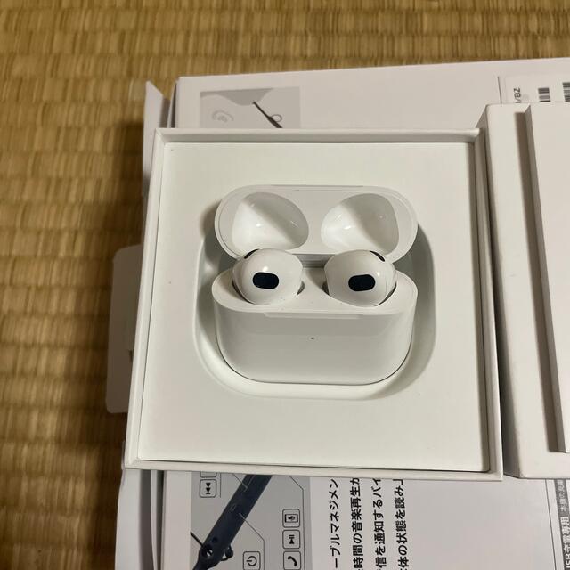 Apple(アップル)のアップル AirPods 第3世代 MME73J/A スマホ/家電/カメラのオーディオ機器(ヘッドフォン/イヤフォン)の商品写真