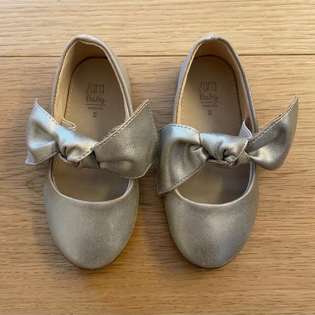 ZARA KIDS(ザラキッズ)のZARA baby ゴールド　リボンシューズ キッズ/ベビー/マタニティのベビー靴/シューズ(~14cm)(フラットシューズ)の商品写真