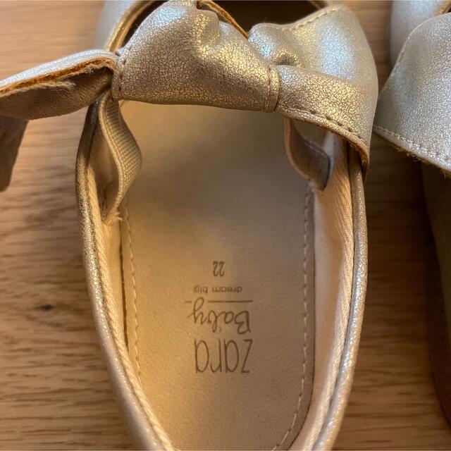 ZARA KIDS(ザラキッズ)のZARA baby ゴールド　リボンシューズ キッズ/ベビー/マタニティのベビー靴/シューズ(~14cm)(フラットシューズ)の商品写真