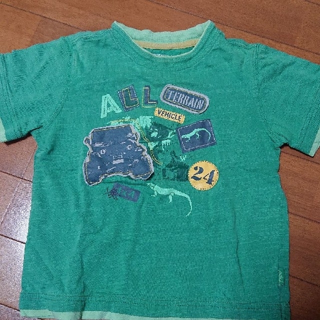 size100＊Tシャツ 緑 車 キッズ/ベビー/マタニティのキッズ服男の子用(90cm~)(Tシャツ/カットソー)の商品写真