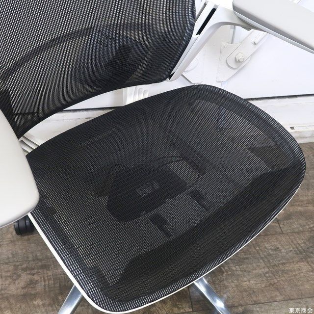 オカムラ　フィノラ　ハイバック　アジャストアーム　メッシュタイプ　ブラック インテリア/住まい/日用品の椅子/チェア(デスクチェア)の商品写真