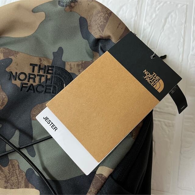 THE NORTH FACE(ザノースフェイス)のノースフェイス JESTER 28Lリュック バックパック 迷彩 新品 メンズのバッグ(バッグパック/リュック)の商品写真