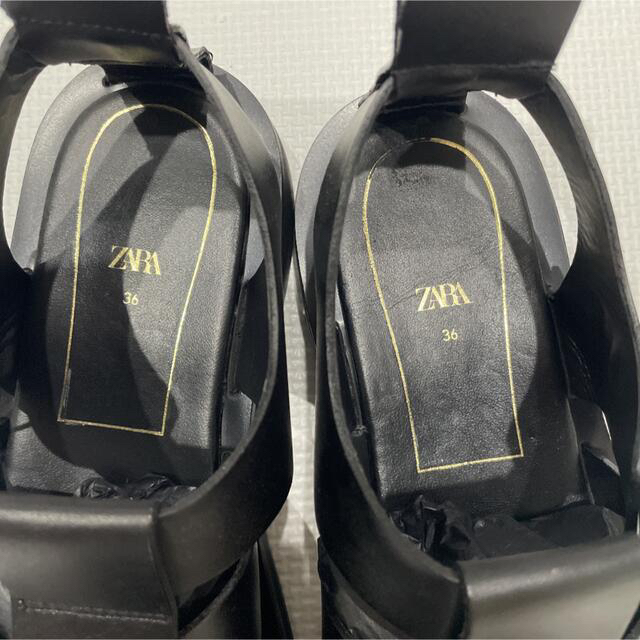 ZARA(ザラ)の《匿名配送》【ZARA】フラットレザー ケージサンダル 36 黒 レディースの靴/シューズ(サンダル)の商品写真