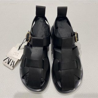 ザラ(ZARA)の《匿名配送》【ZARA】フラットレザー ケージサンダル 36 黒(サンダル)