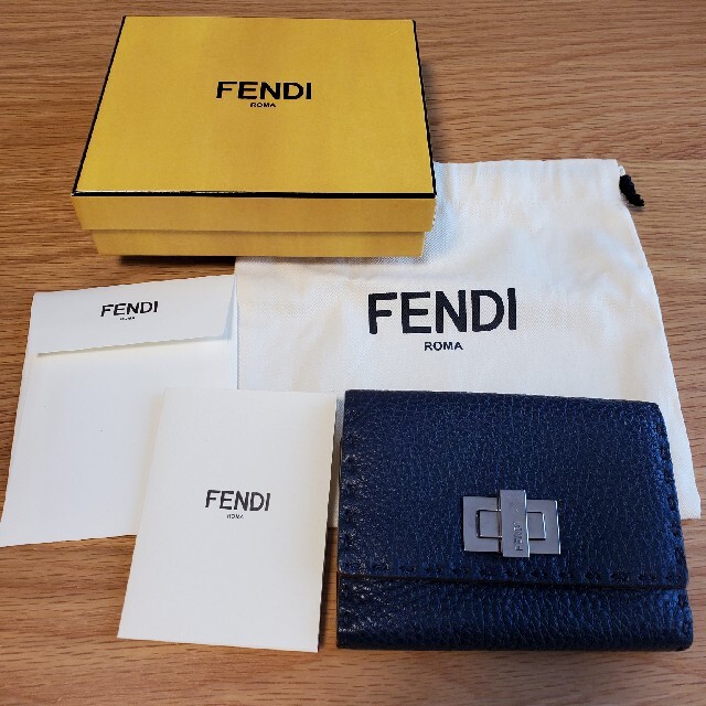 FENDIセレリア ピーカーブー☆折り財布 - 財布