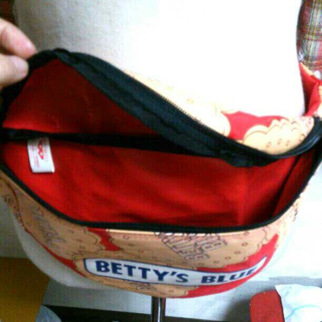BETTY'S BLUE(ベティーズブルー)のBETTY'S BLUE ウエストポーチ レディースのバッグ(ボディバッグ/ウエストポーチ)の商品写真