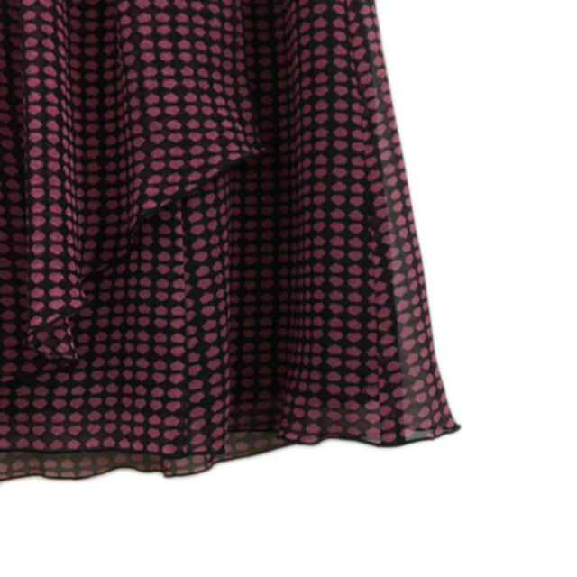 INDIVI(インディヴィ)のインディヴィ スカート フレア 膝丈 ラップ風 タック 総柄 38 黒 紫 レディースのスカート(ひざ丈スカート)の商品写真