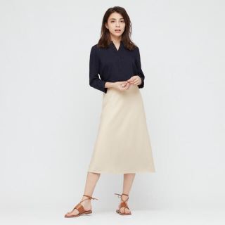 ユニクロ(UNIQLO)のUNIQLO  サテンナローフレアスカート　ホワイト(ロングスカート)