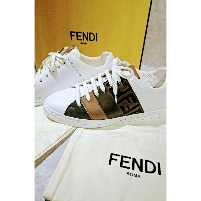 FENDI(フェンディ)のお休み中です。様フェンディ　FF シグネチャー　レザー　スニーカー レディースの靴/シューズ(スニーカー)の商品写真