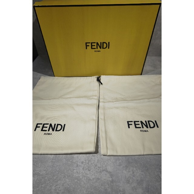 FENDI(フェンディ)のお休み中です。様フェンディ　FF シグネチャー　レザー　スニーカー レディースの靴/シューズ(スニーカー)の商品写真