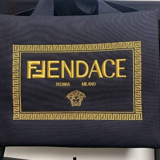 FENDI - 交渉可☆フェンダーチェ FENDI ヴェルサーチ 黒ショッピングバッグ スモール 低価格で大人気の FENDI - 交渉可☆フェンダーチェ FENDI ヴェルサーチ 黒ショッピングバッグ スモール 低価格で大人気の